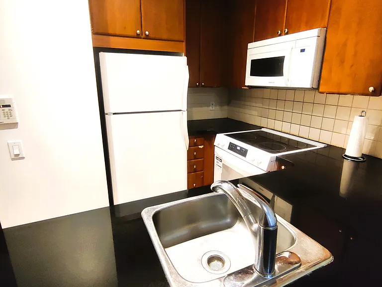 85 Bloor St E #607 — Photo 10