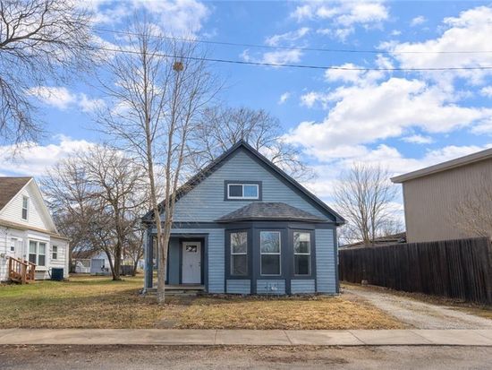 1402 S Park Ave, Oak Grove, MO 64075