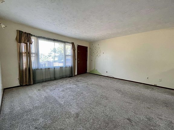 3rd image of 916 W 9th St