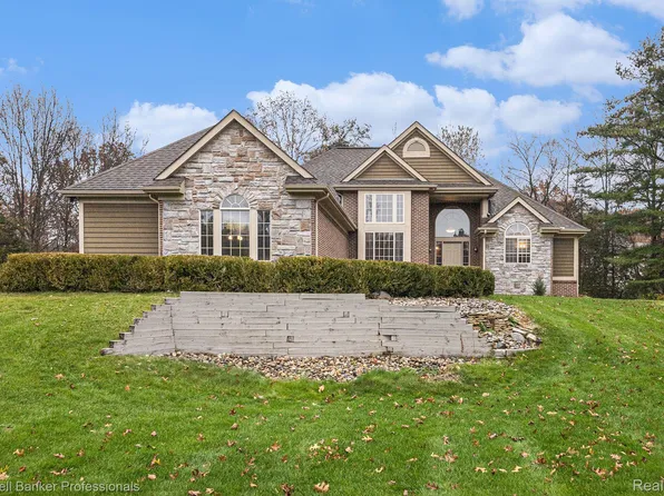 3822 Michael Ct, White Lake, MI 48383