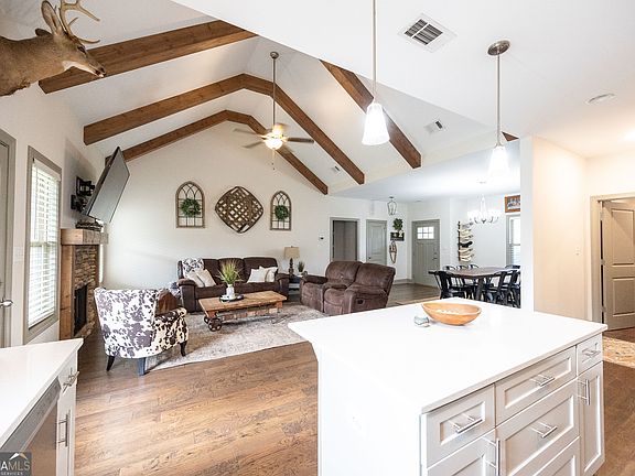 4th image of 552 Shady Ln