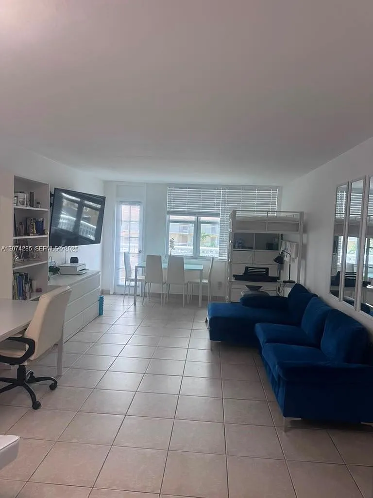 Chelsea Bayview Condo — Photo 4