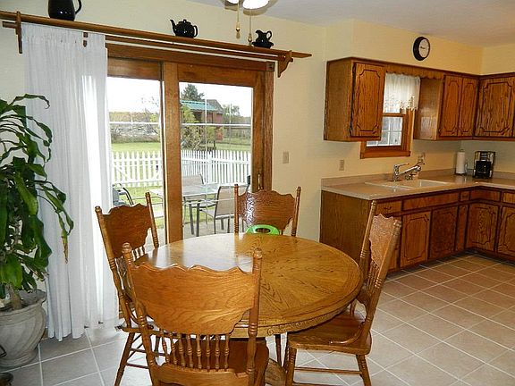 3rd image of 869 Vine Ct