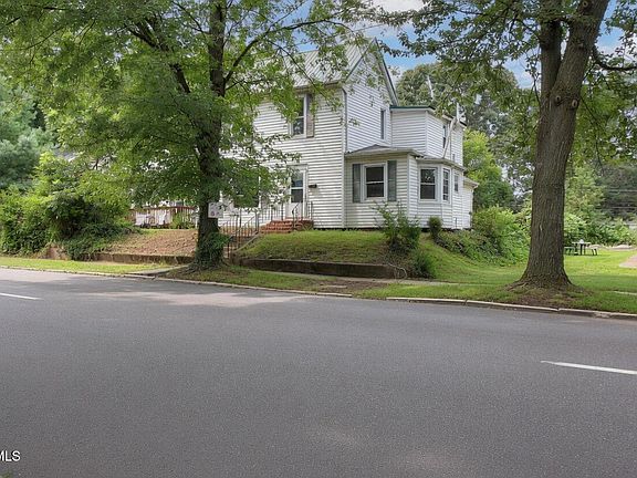 3rd image of 509 E Unaka Ave