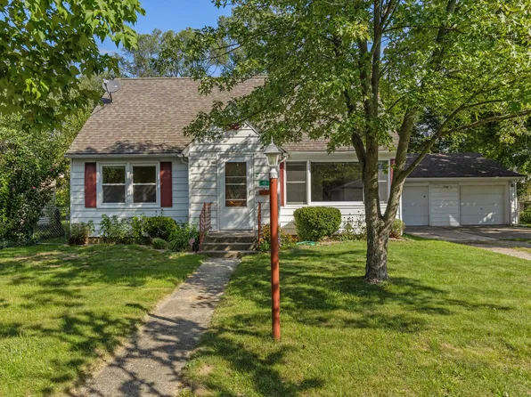 415 Hunt St SE, Lowell, MI 49331