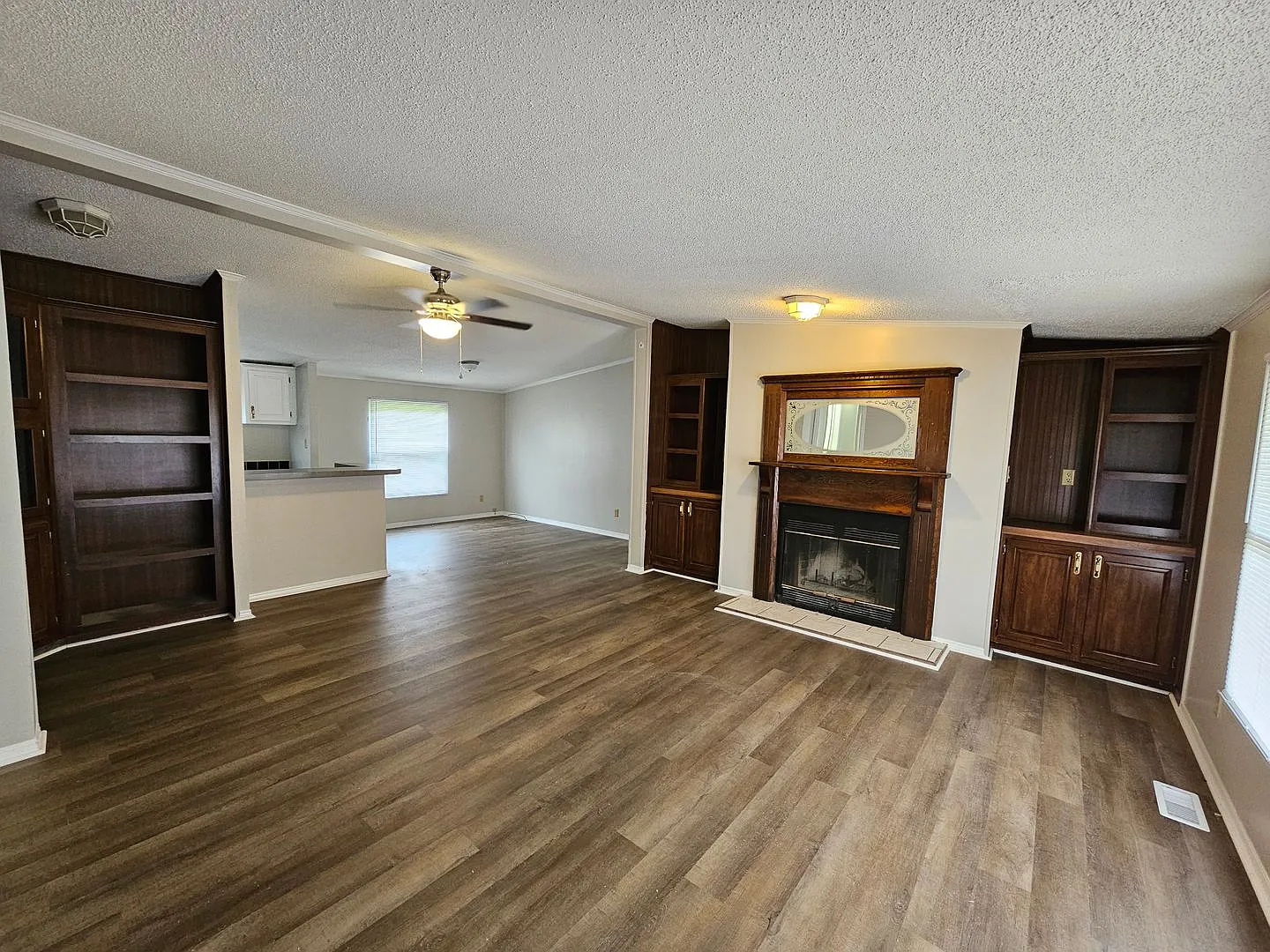Renovated 3 Bedroom 2 Bath Home- Minutes from Shopping & Restaurants — Photo 4