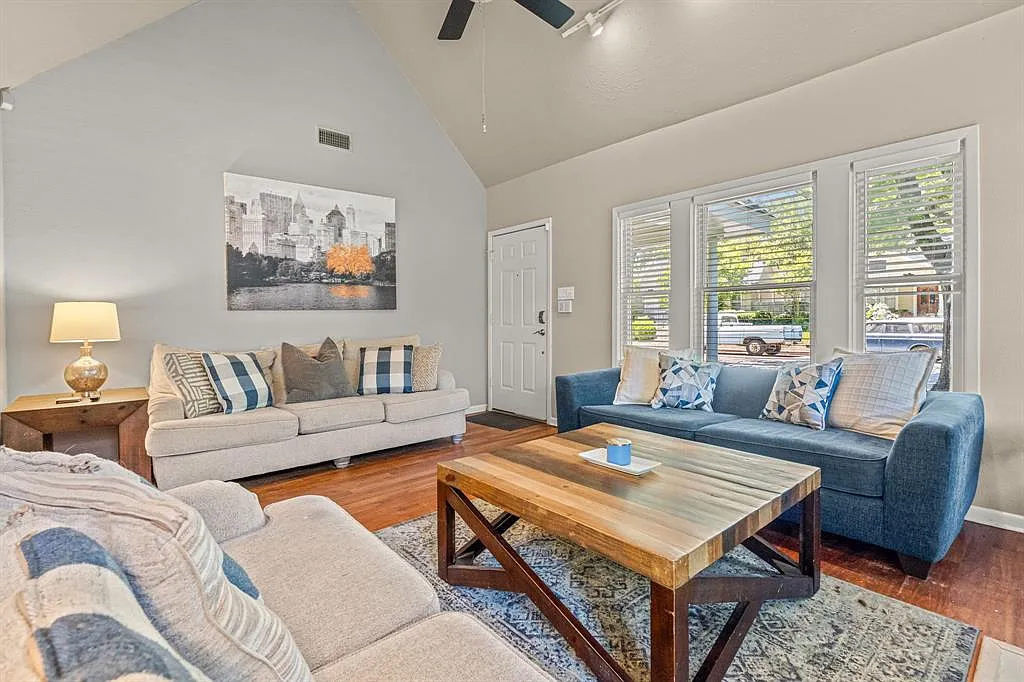 4 bed, 1960 sqft, $5,600 — Photo 2
