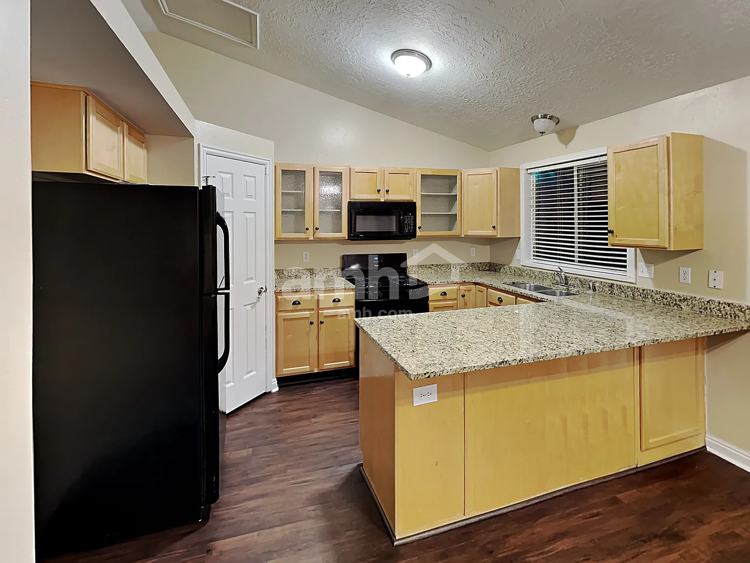 5 bed, 3.0 bath, 2102 sqft, $2,650 — Photo 3