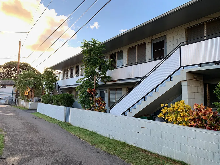 Kapaakea Lane off S. King Street right side of building