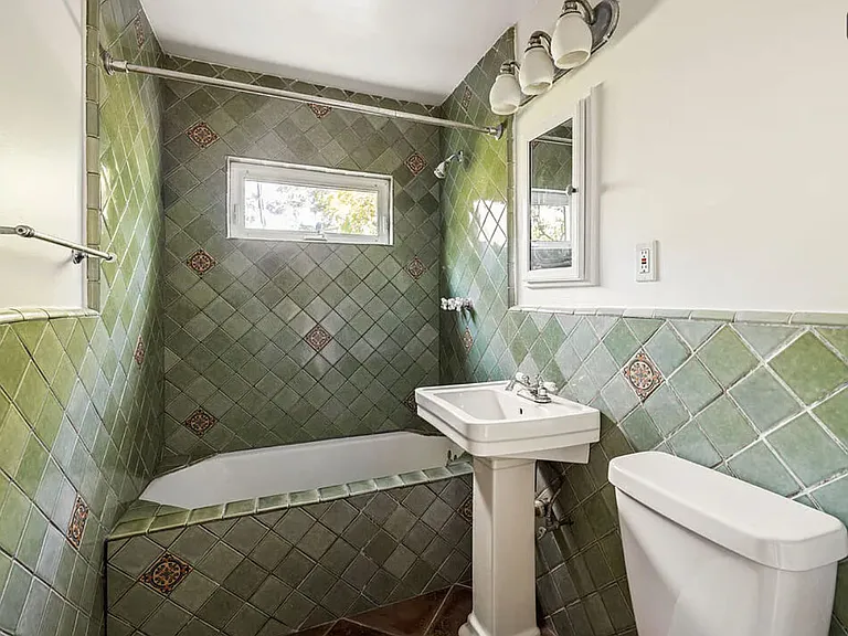 830 Robinson St #830 — Photo 12