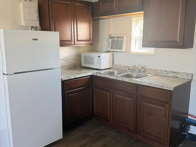 2128 W Broadway Ave — Photo 4