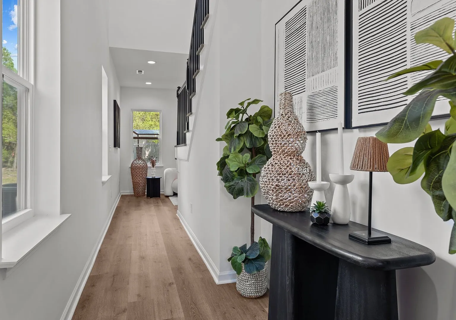 Elegant Townhome with private balcony — Photo 3