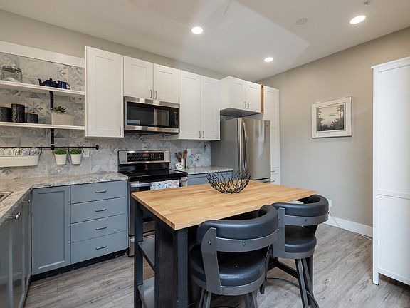5th image of 4733 River Rd W #204