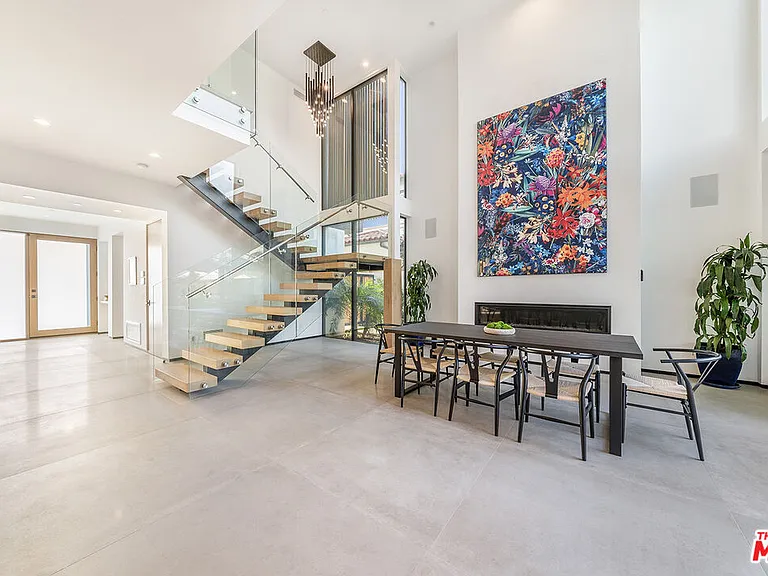 200 N Doheny Dr — Photo 38