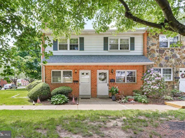 1320 Rolling Glen Dr, Upper Chichester, PA 19061