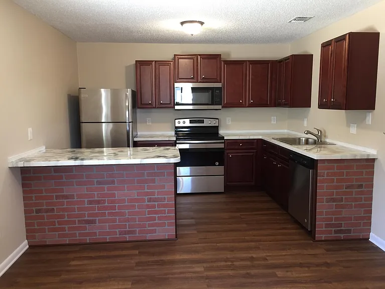 1719 Edgewater Dr — Photo 4
