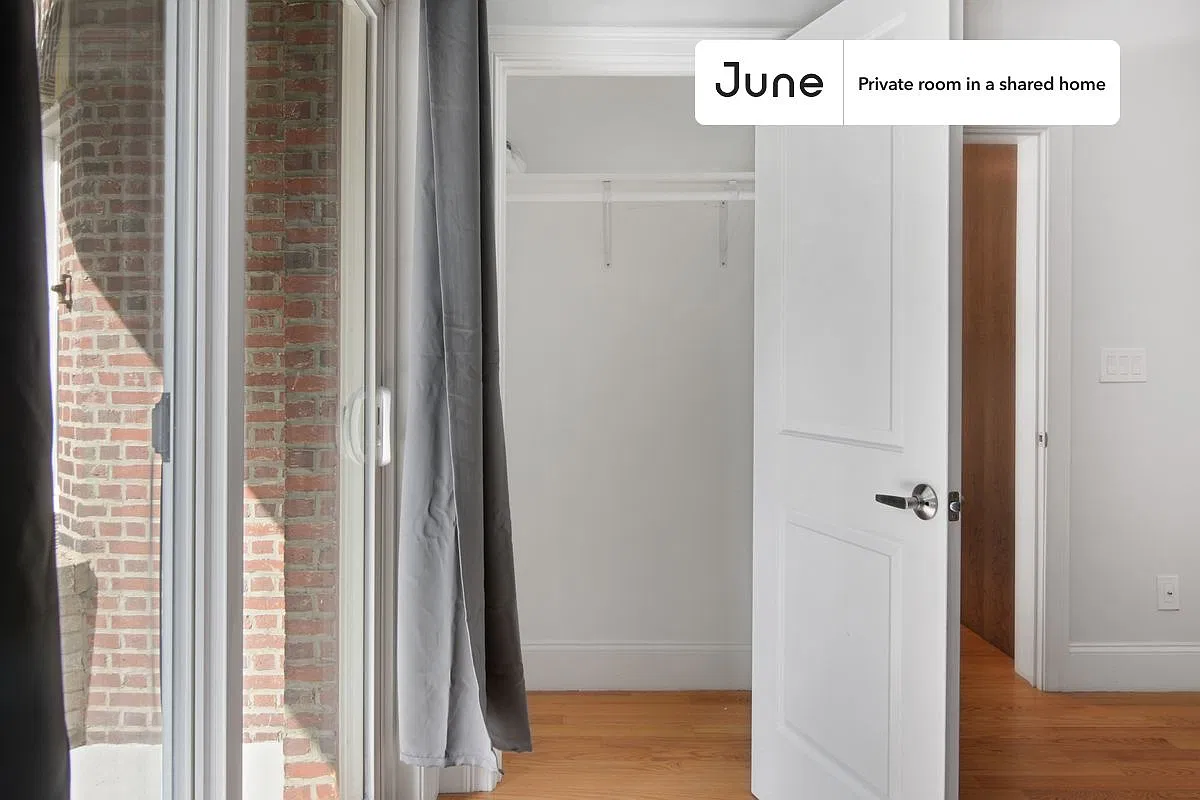 Queen bedroom in 5 bed/2 bath home in Allston #680 E — Photo 3