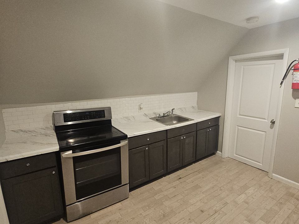1st image of 318 Grove St Floor 3