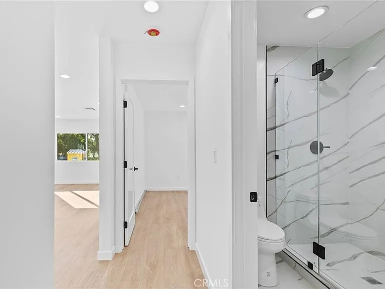 6842 Cedros Ave — Photo 16