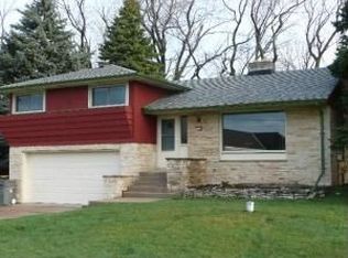 1732 E Oakwood Rd, Oak Creek, WI 53154