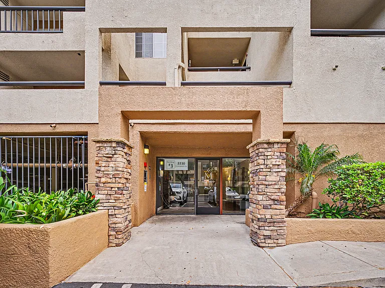 5530 Owensmouth Ave #210 — Photo 1