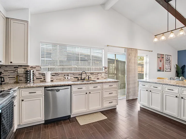 16911 Hibiscus Ln — Photo 5