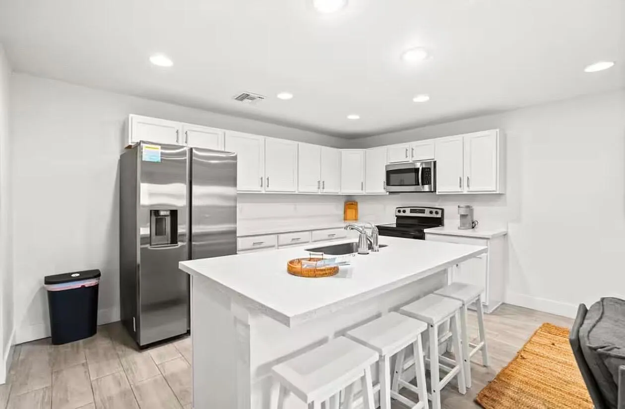 3 bed, 2.0 bath, 1250 sqft, $3,150 — Photo 1