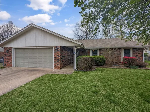 1402 Ridgecrest St, Springdale, AR 72762