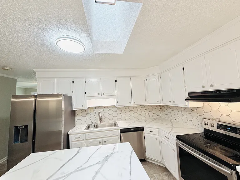 7905 Castleton Ln — Photo 11