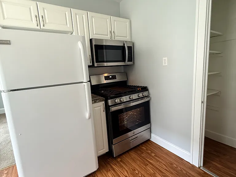 1333 Gladys Ave #UP — Photo 2