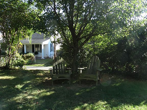 Relaxing, enclosed back yard