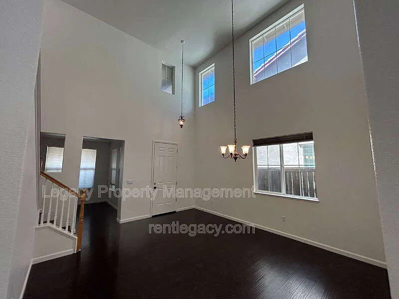 3 bed, 2.5 bath, 2246 sqft, $3,050 — Photo 2