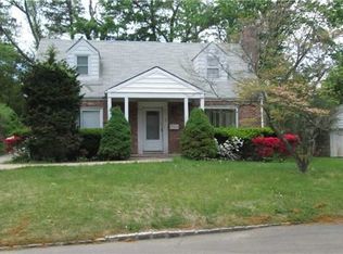 3 Brown Ct, Great Neck, NY 11024