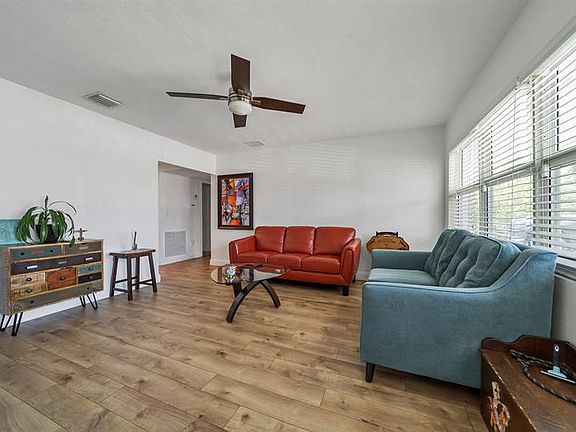 2nd image of 422 W Ocean Ave