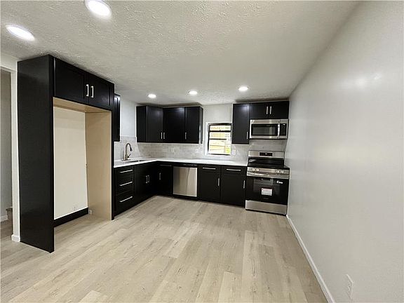 4th image of 863 Highland St