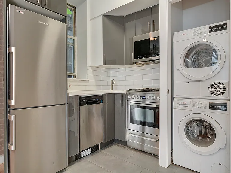 364 W 51st St #1R — Photo 4