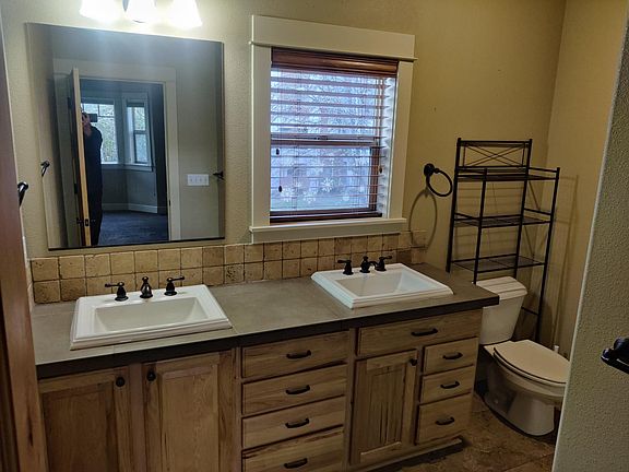 Main bathroom - double sinks