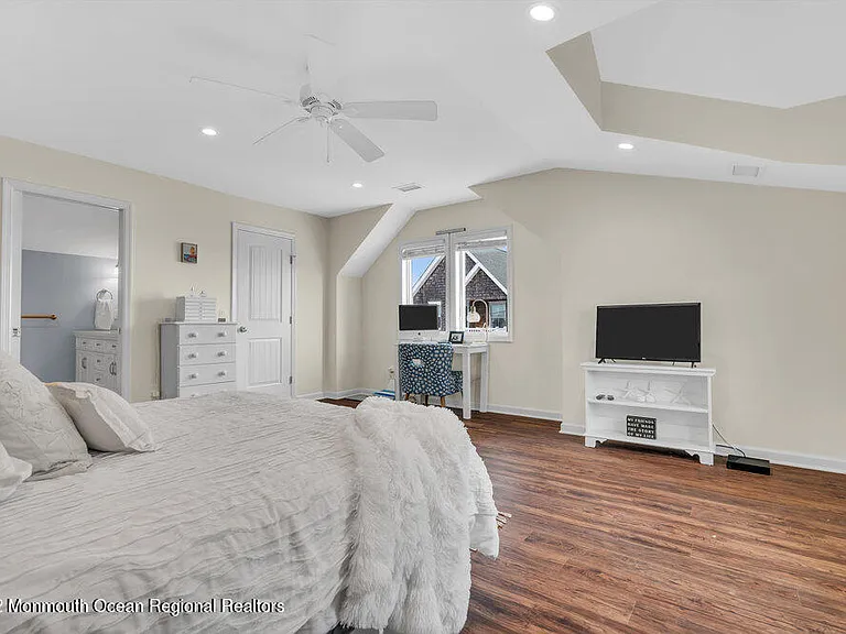 368 1st Ave — Photo 22