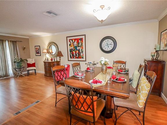 3rd image of 208 Hickory Dr