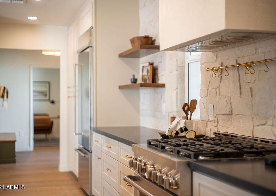 1st image of 2 E CANTERBURY Court