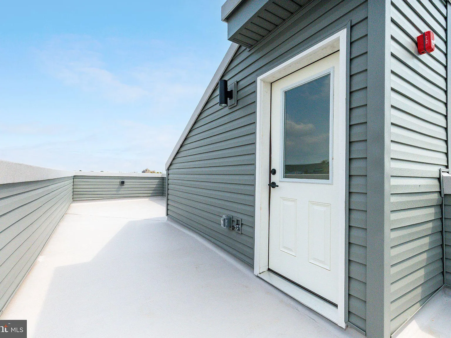 2 bed, 2.0 bath, 1300 sqft, $2,400 — Photo 3