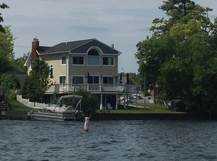 382 Oak Ln, Lake Orion, MI 48362