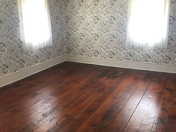 Bedroom w/ hardwood floors