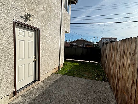 3rd image of 924 W 78th St #926