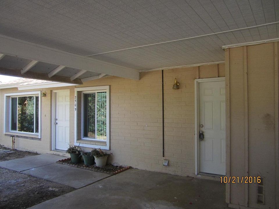 carport: entry way
