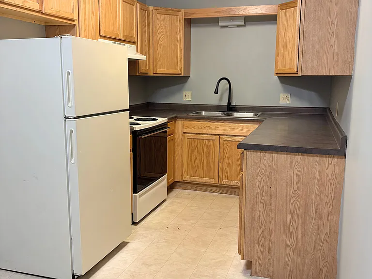 Allan Avenue Apartments — Photo 9