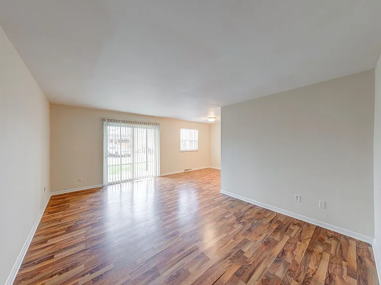 Lawrence Glen Apartments — Photo 4