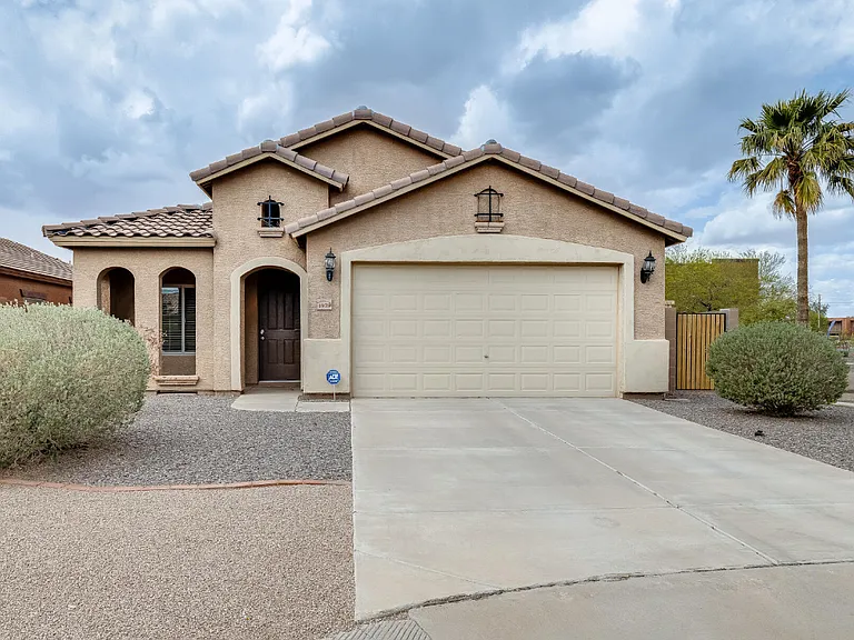 1979 N Vista Ln — Photo 1