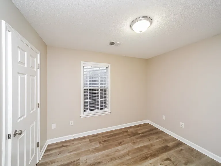 7621 Davis Pkwy — Photo 13