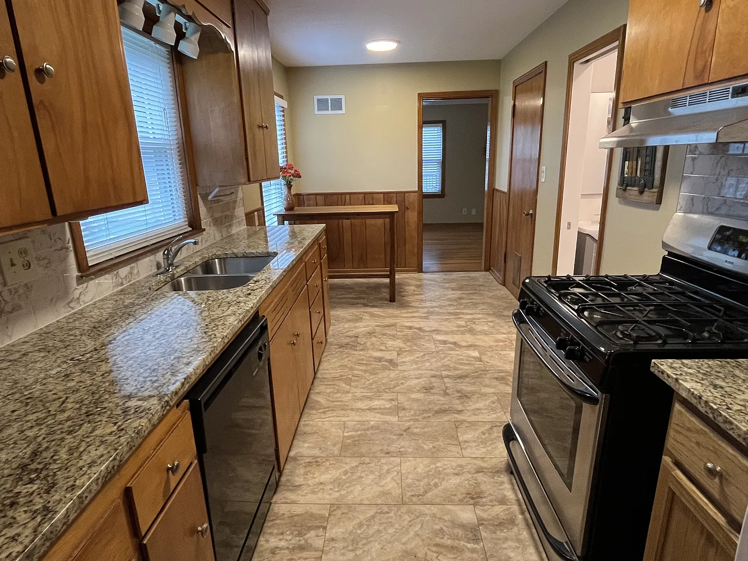 3 bed, 2.5 bath, 1508 sqft, $2,299 — Photo 2